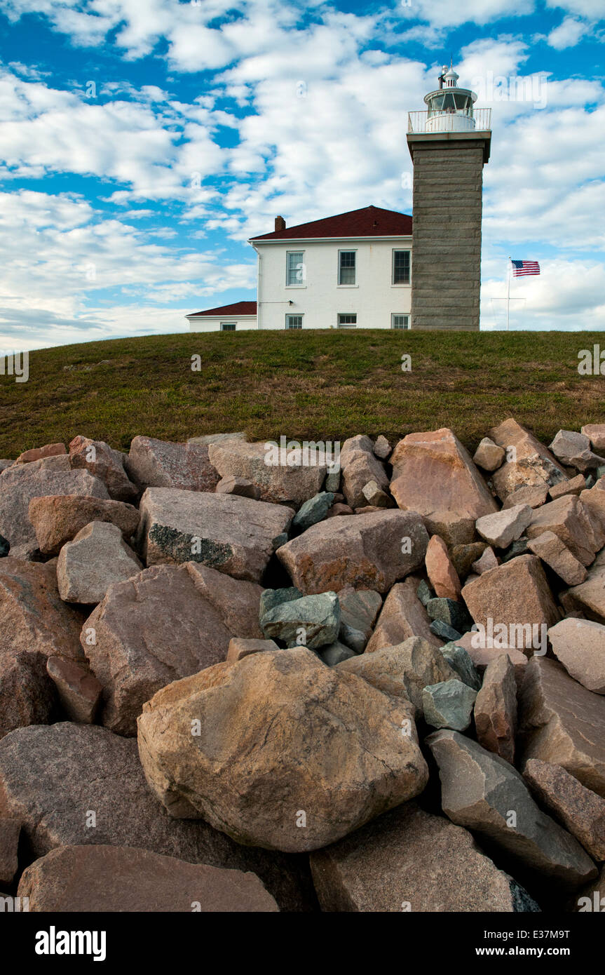 Rocky seawall protegge storica Watch Hill Lighthouse. È la posizione di due di Rhode Island i peggiori disastri marittimi. Foto Stock