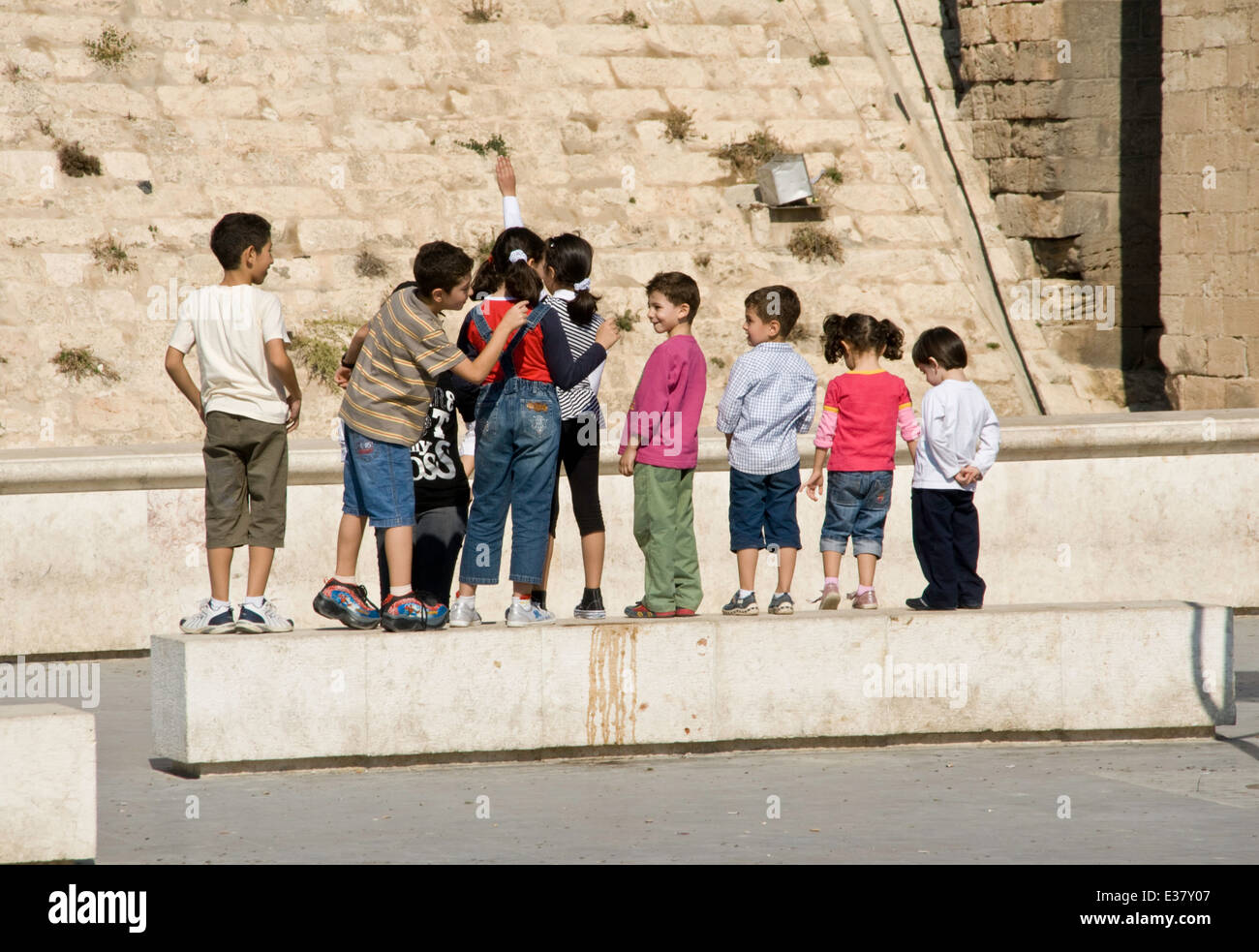 Un gruppo di bambini al di fuori della cittadella, Aleppo, Siria. Foto Stock