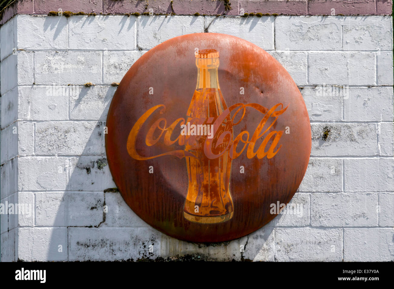 Un vecchie e arrugginite vintage Coca Cola segno di parete in Croce Creek, Florida. Stati Uniti d'America Foto Stock