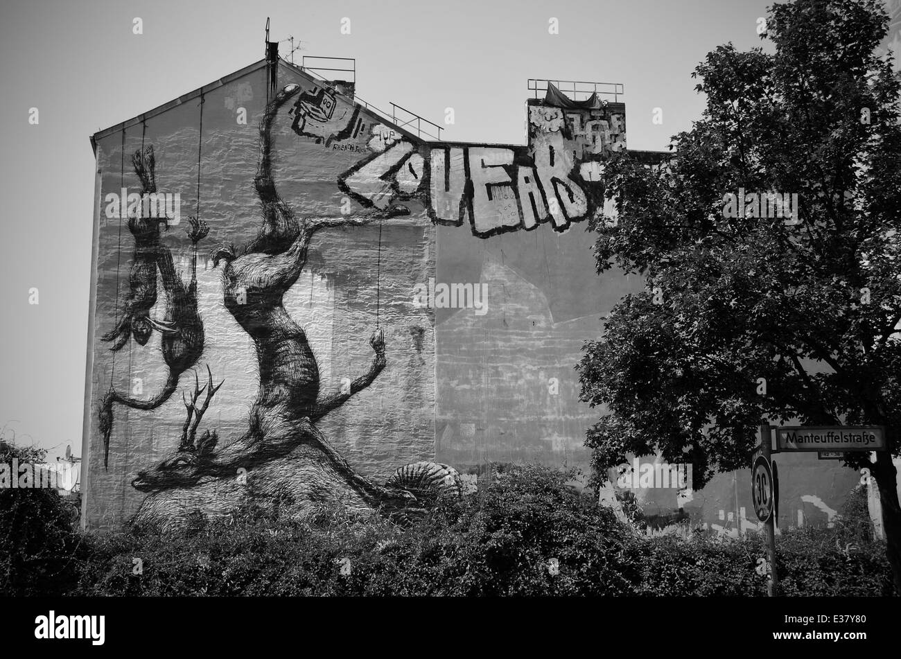 Roa's graffiti di animali morti nel quartiere Kreuzberg di Berlino Foto Stock