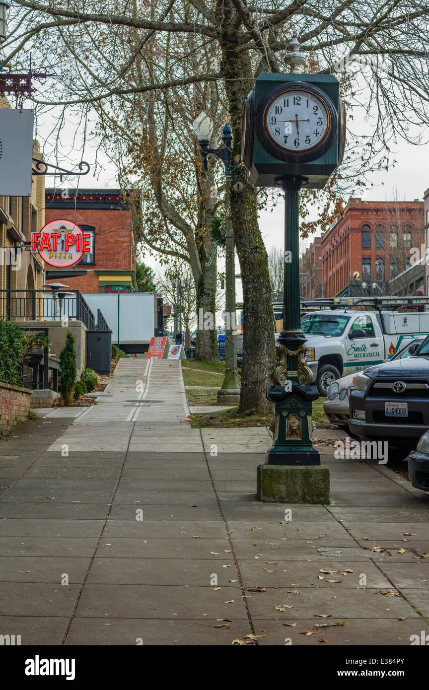 Orologio e ristorante segno sulla strada di Bellingham, Washington Foto Stock