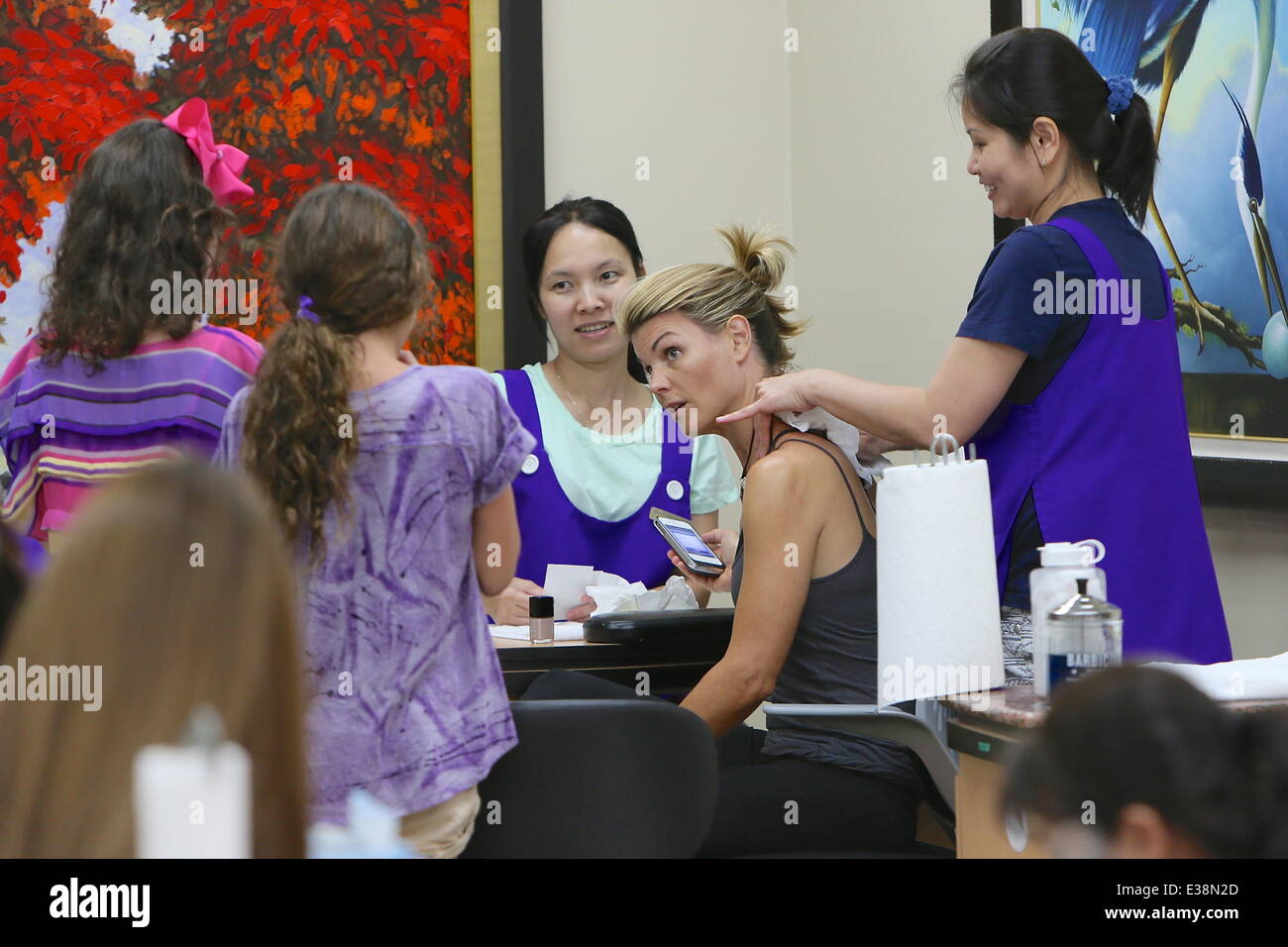 Lori Loughlin avente una manicure e massaggi a un chiodo salon in Beverly Hills offre: Lori Loughlin dove: Los Angeles, CA, Stati Uniti quando: 19 Ago 2013 Foto Stock