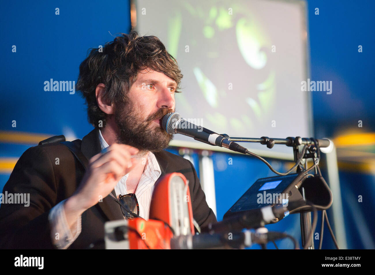 Llandeilo, Carmarthenshire. Regno Unito. 22 Giugno,2014. Super animali pelosi frontman, burbero Rhys, presenta il suo sfaccettato documentario - American interni - al 2014 Dinefwr Festival della letteratura. Credito: Graham M. Lawrence/Alamy Live News. Foto Stock