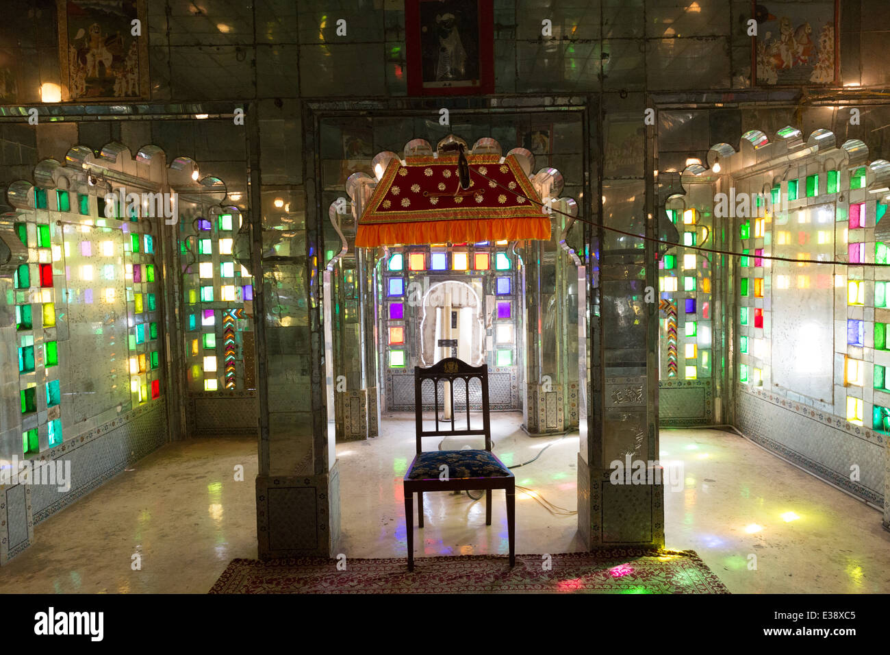 Camera con vetro colorato all'interno del Mahal Ruby Palace all'interno del palazzo di città in Udaipur. Foto Stock