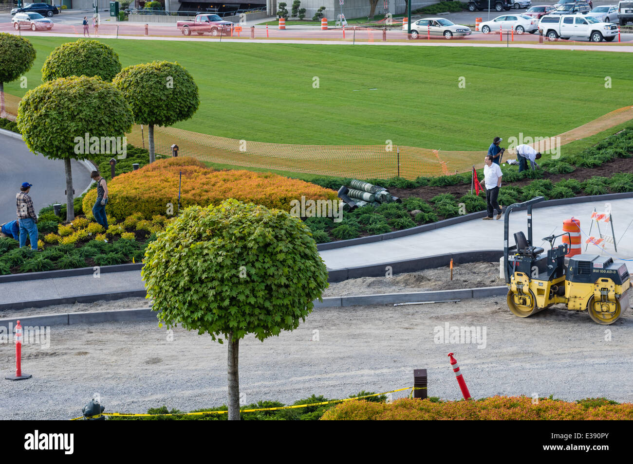 Un paesaggio equipaggio al lavoro per installare il materiale vegetale. Coeur d'Alene, Idao Foto Stock