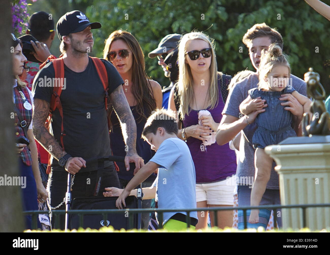 David e Victoria Beckham trascorrere del tempo di qualità con i loro bambini a Disneyland. La famosa famiglia ha trascorso un sacco di tempo in Fantasyland, equitazione il Dumbo ride, una giostra e una per i bambini con il treno. Poco Harper è stato avvistato godendo di una giostra corsa con i suoi fratelli e papà David, mentre la mamma Victoria, che vestiva giù in jeans casual, guardati. Dotato di: David Beckham,Victoria Beckham,Cruz Beckham,Harper Beckham,Brooklyn Beckham dove: Anaheim, CA, Stati Uniti quando: 22 Ago 2013 Foto Stock