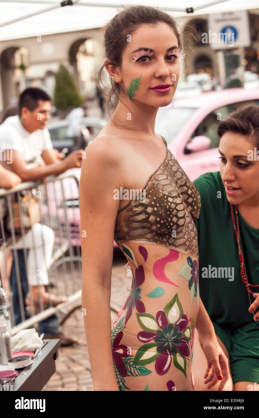 Piazza Vittorio Veneto, Torino, Italia. Il 21 giugno, 2014. Evento Lollipots 'una mole .... Eventi Artisti di Torino in concorrenza " Body Painting - Concorso con fotografi, truccatori e modelli Credito: Davvero Facile Star/Alamy Live News Foto Stock