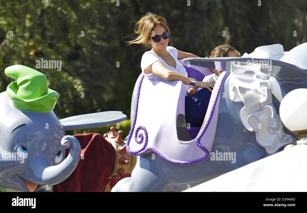 Jennifer Lopez trascorre il tempo di qualità con il figlio e la figlia a Disneyland. Il gruppo, unito da parte di altri membri della famiglia, hanno apprezzato il loro tempo presso il parco a tema e sono stati avvistati in varie corse, tra cui il dumbo ride, i figli del treno e gadget il go-coaster in toon town. Dotato di: Jennifer Lopez dove: Anaheim, CA, Stati Uniti quando: 25 Ago 2013 Foto Stock