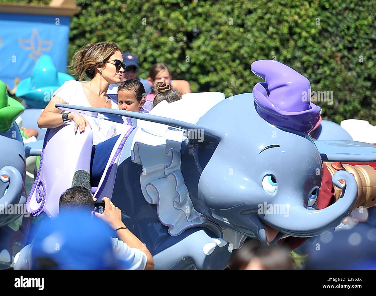 Jennifer Lopez trascorre il tempo di qualità con il figlio e la figlia a Disneyland. Il gruppo, unito da parte di altri membri della famiglia, hanno apprezzato il loro tempo presso il parco a tema e sono stati avvistati in varie corse, tra cui il dumbo ride, i figli del treno e gadget il go-c Foto Stock