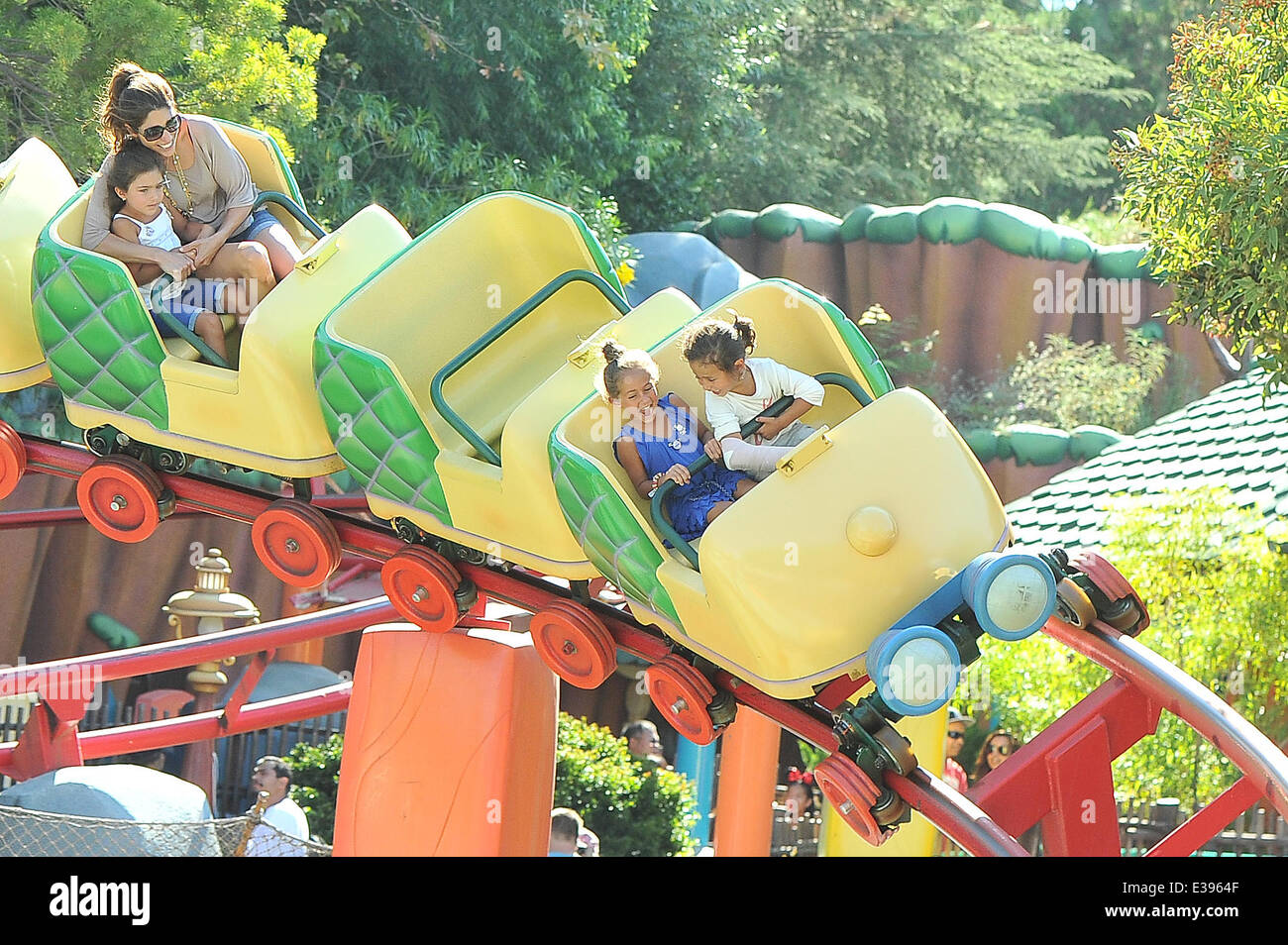 Jennifer Lopez trascorre il tempo di qualità con il figlio e la figlia a Disneyland. Il gruppo, unito da parte di altri membri della famiglia, hanno apprezzato il loro tempo presso il parco a tema e sono stati avvistati in varie corse, tra cui il dumbo ride, i figli del treno e gadget il go-c Foto Stock