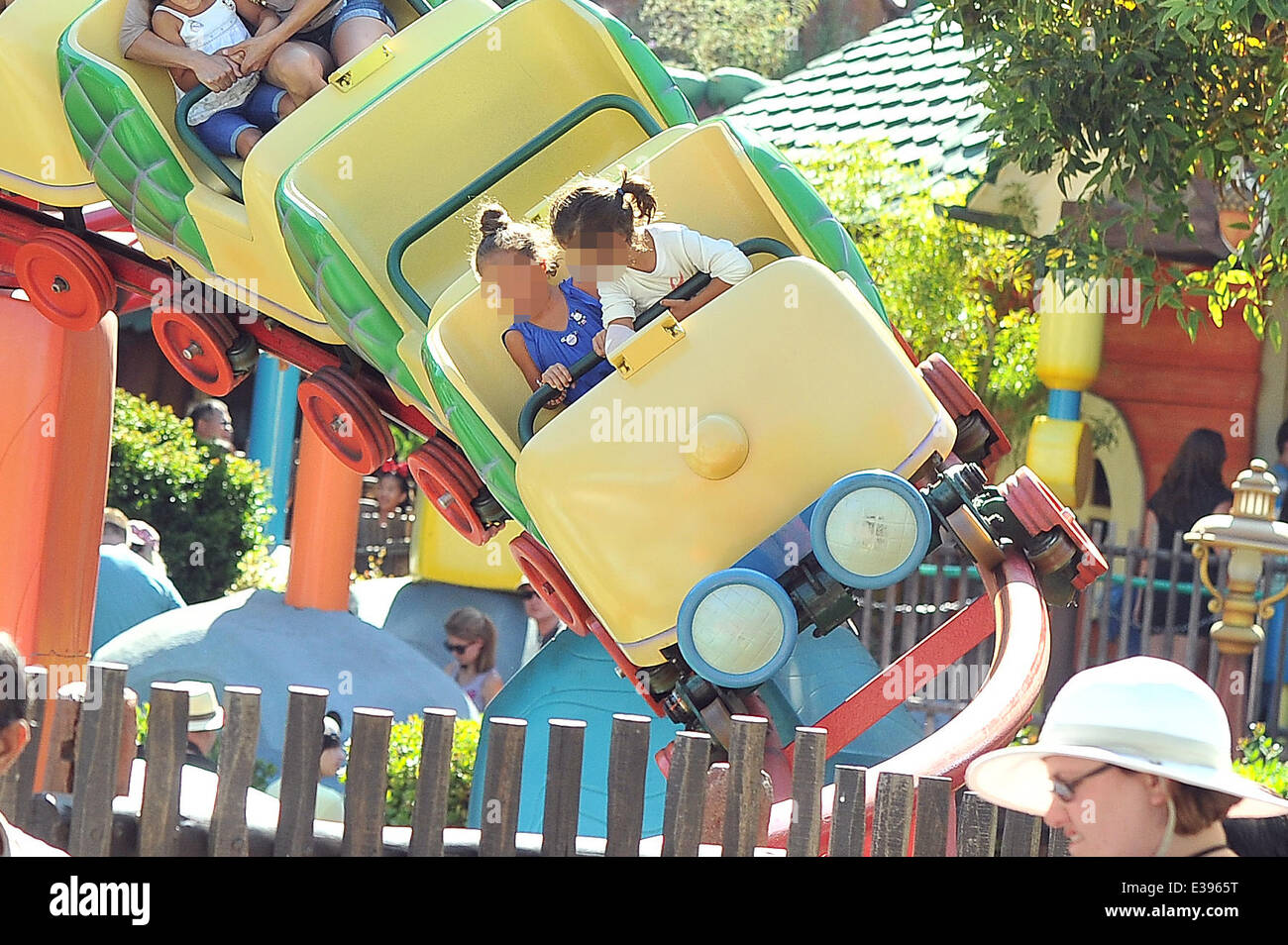 Jennifer Lopez trascorre il tempo di qualità con il figlio e la figlia a Disneyland. Il gruppo, unito da parte di altri membri della famiglia, hanno apprezzato il loro tempo presso il parco a tema e sono stati avvistati in varie corse, tra cui il dumbo ride, i figli del treno e gadget il go-coaster in toon town. Dotato di: Emme Maribel Muniz,Massimiliano David Muniz dove: Los Angeles, CA, Stati Uniti quando: 26 Ago 2013 Foto Stock