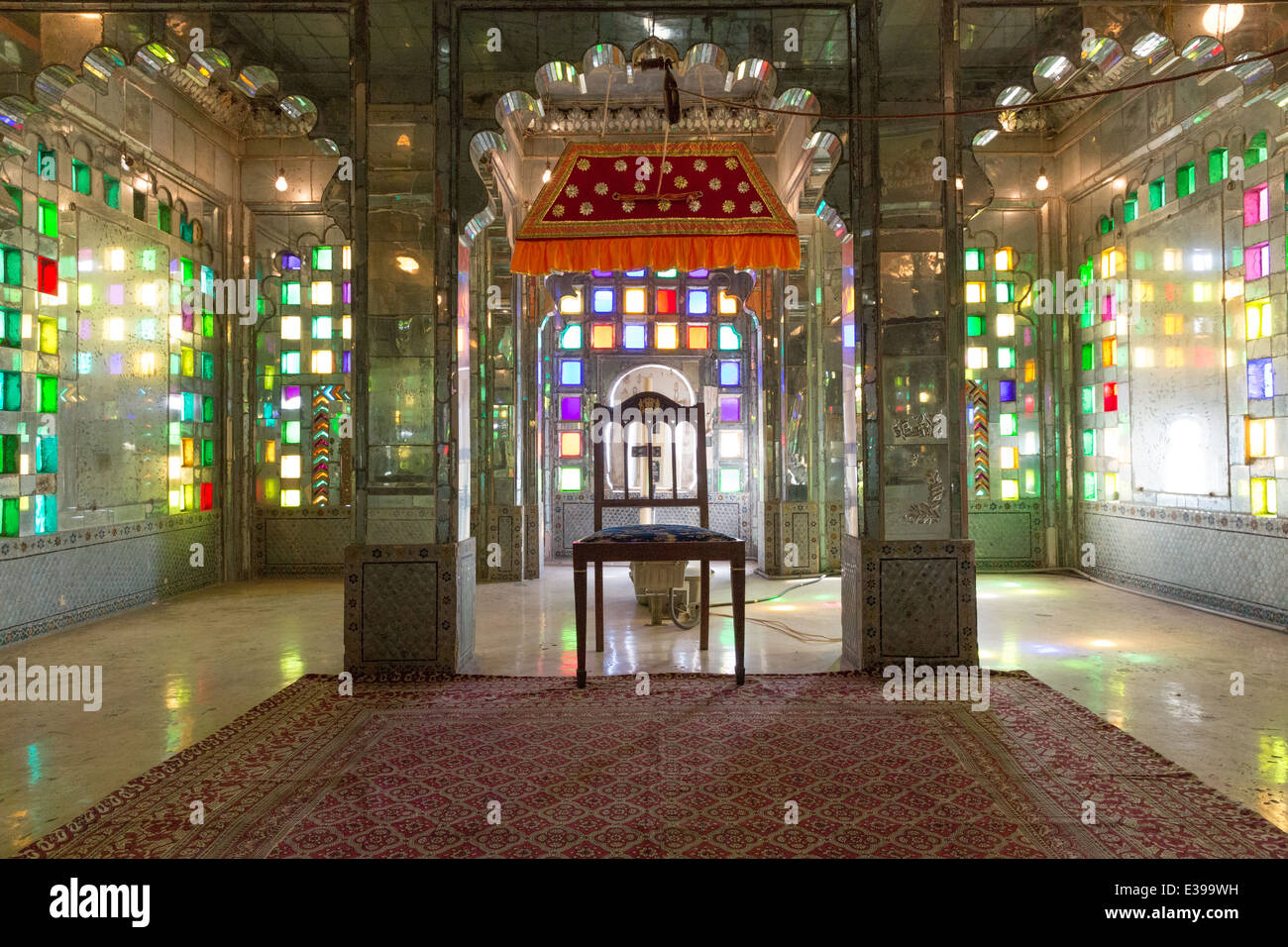 Camera con vetro colorato all'interno del Mahal Ruby Palace all'interno del palazzo di città in Udaipur. Foto Stock