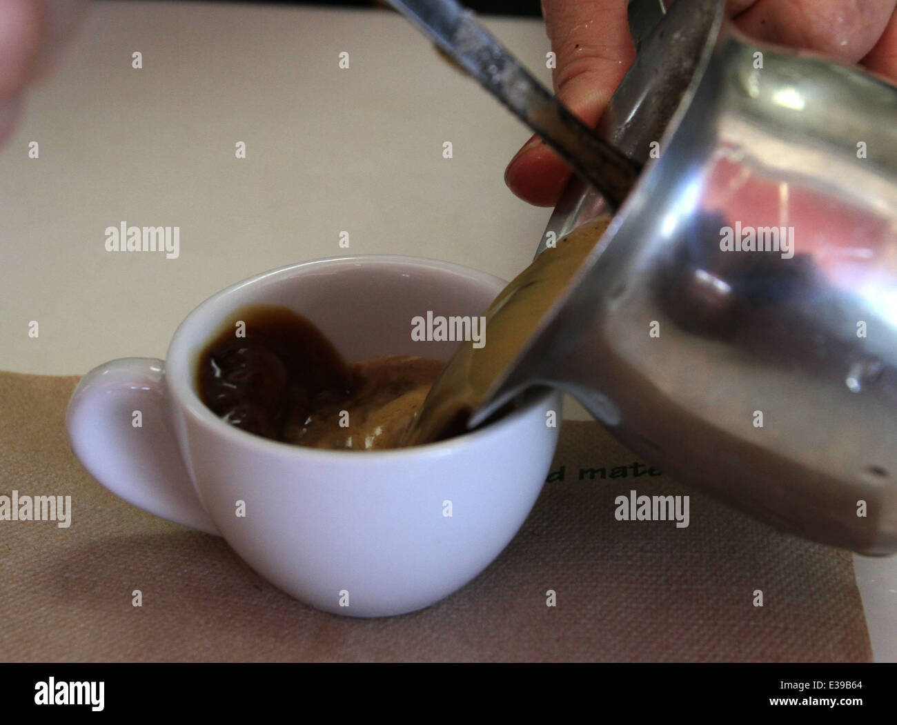 Bere caffè cubano o caffè cubano a Versailles ristorante e di una caffetteria, ristorante e panificio, e un punto di riferimento di mangiare establi Foto Stock