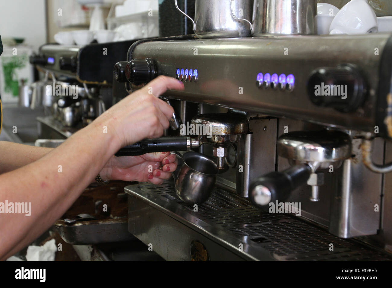 Bere caffè cubano o caffè cubano a Versailles ristorante e di una caffetteria, ristorante e panificio Foto Stock