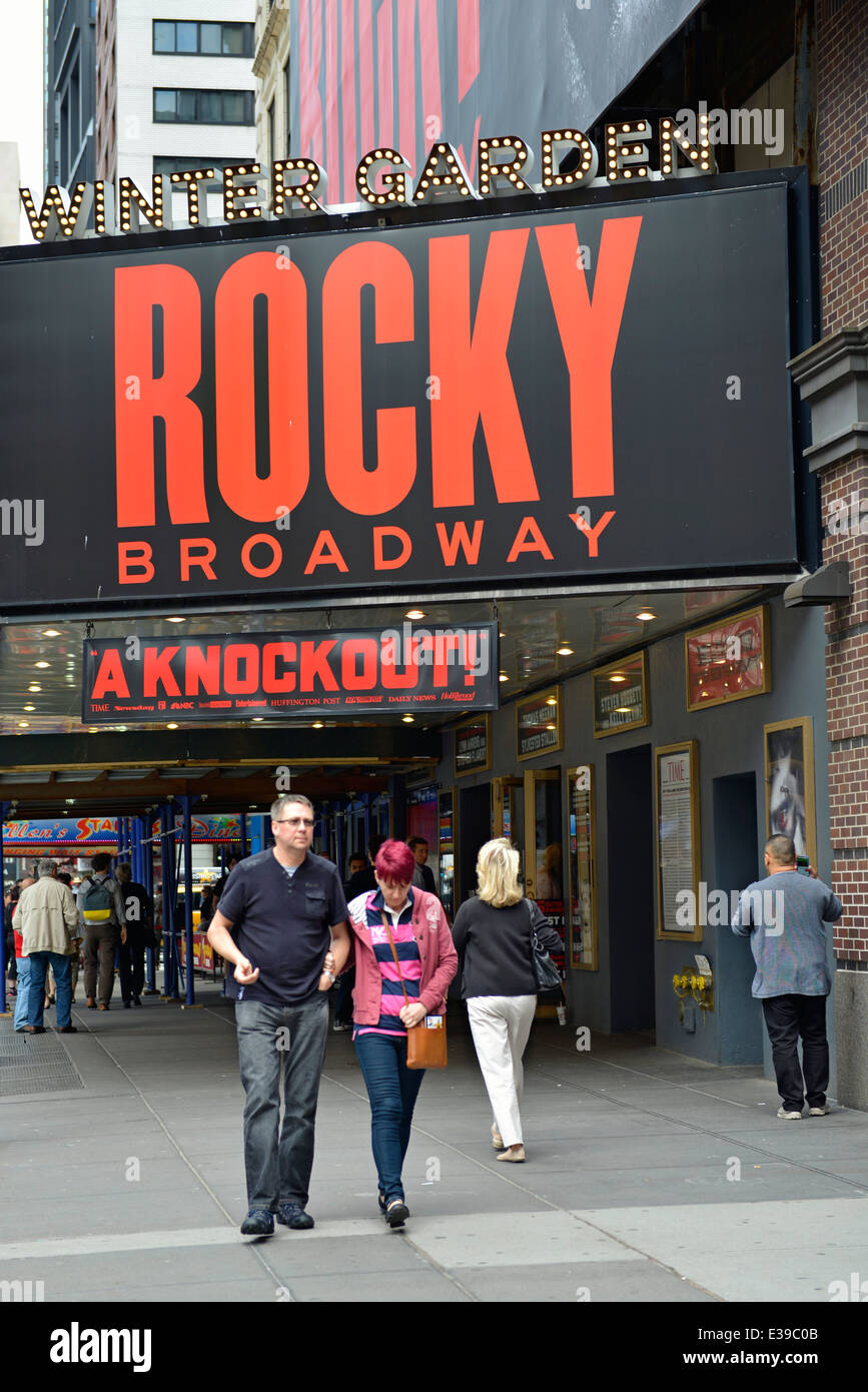 Segno rocciose, affissioni e ingresso al Winter Garden Theatre di New York City, Stati Uniti d'America Foto Stock