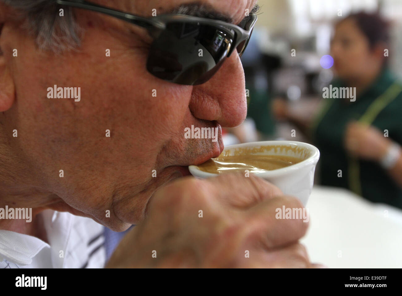 Bere caffè cubano o caffè cubano a Versailles Ristorante Foto Stock