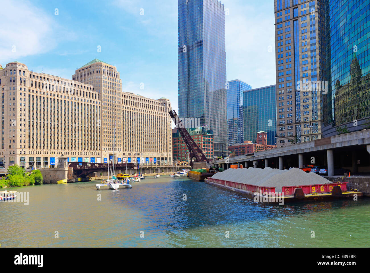 Chicago River, vista di Merchandise Mart edificio e Franklin Street Bridge, lato nord di Chicago, Illinois Foto Stock