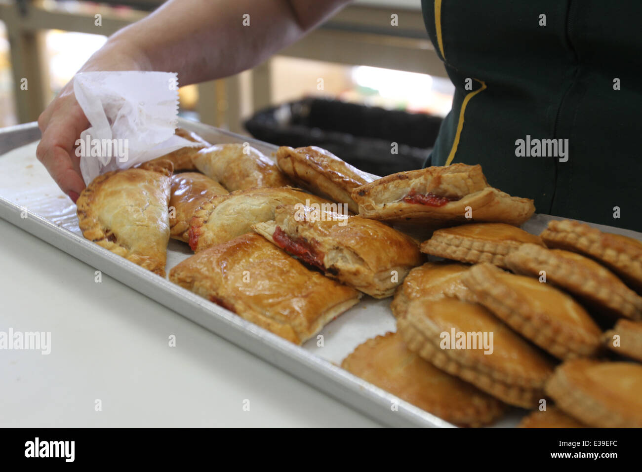 Bere caffè cubano o caffè cubano a Versailles Ristorante Foto Stock