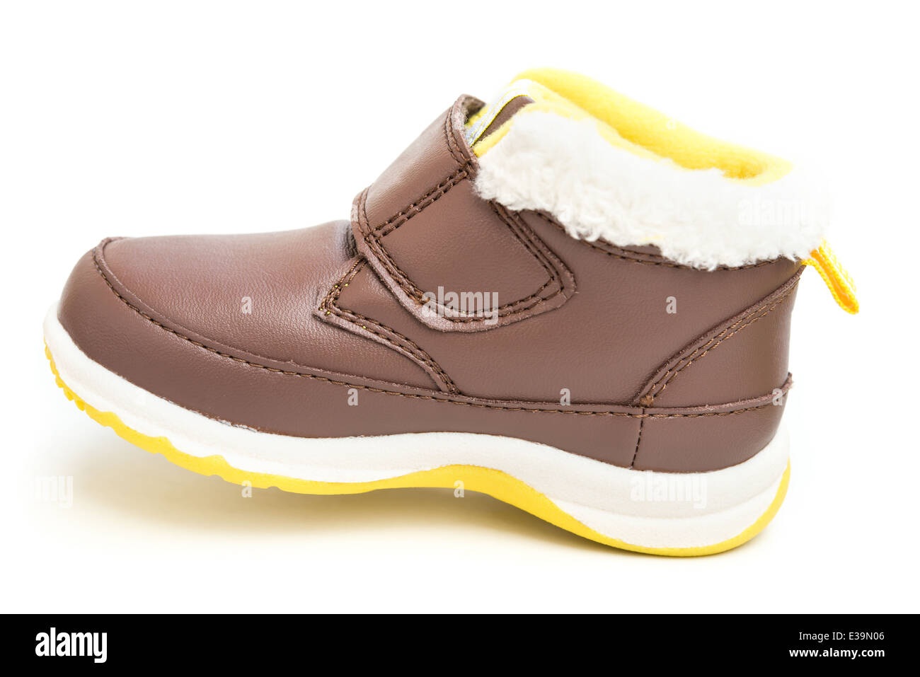 Brown Shoe per bambino su sfondo bianco Foto Stock