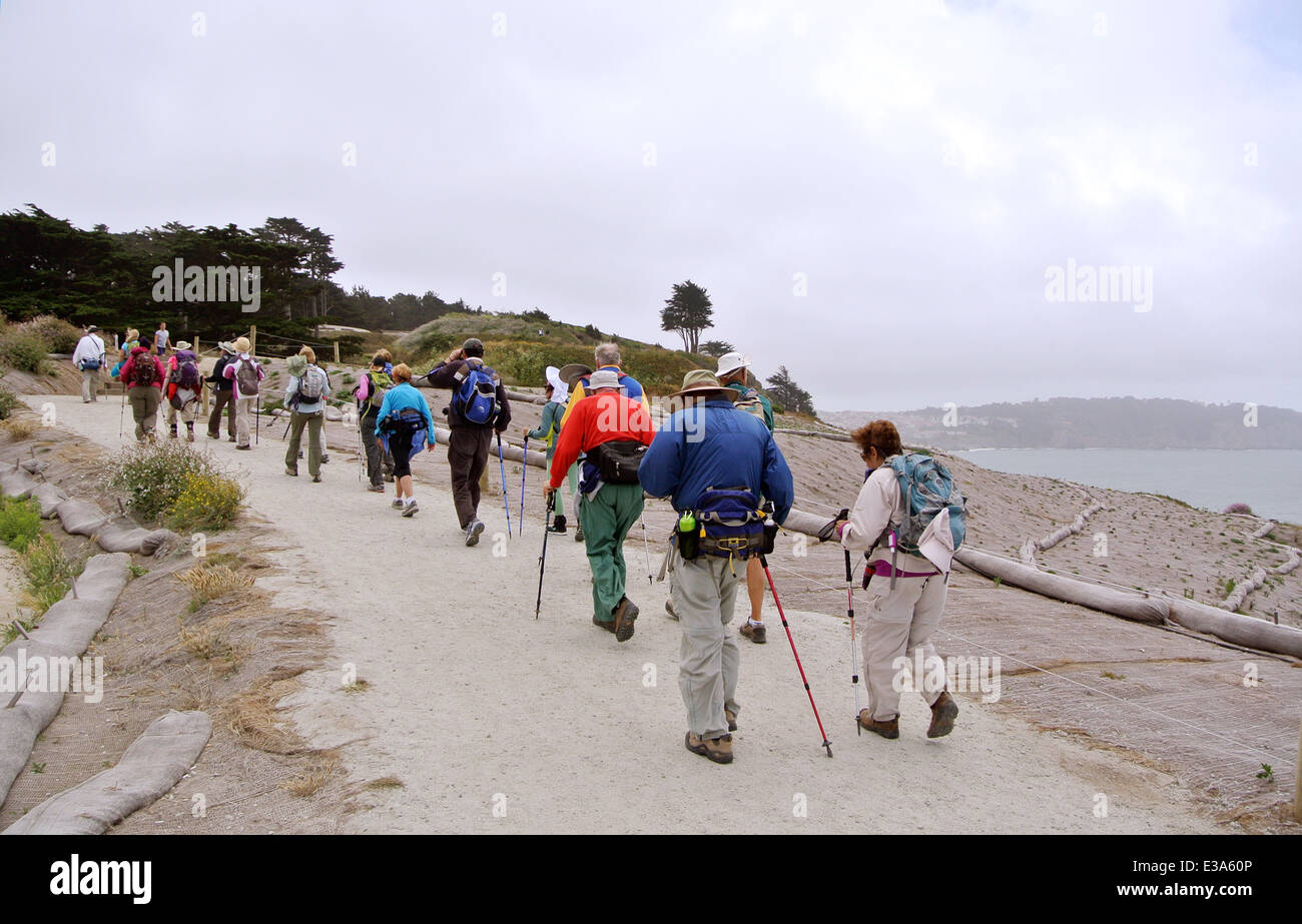 Un escursionismo club di cittadini anziani escursione sul nuovo percorso costruito in San Francisco Foto Stock