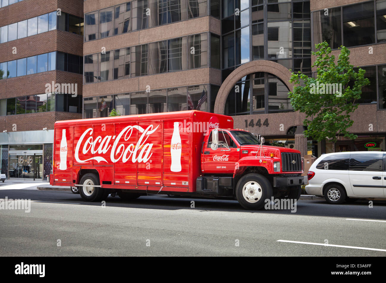 Coca-Cola consegna carrello parcheggiato fuori ufficio edificio - Washington DC, Stati Uniti d'America Foto Stock