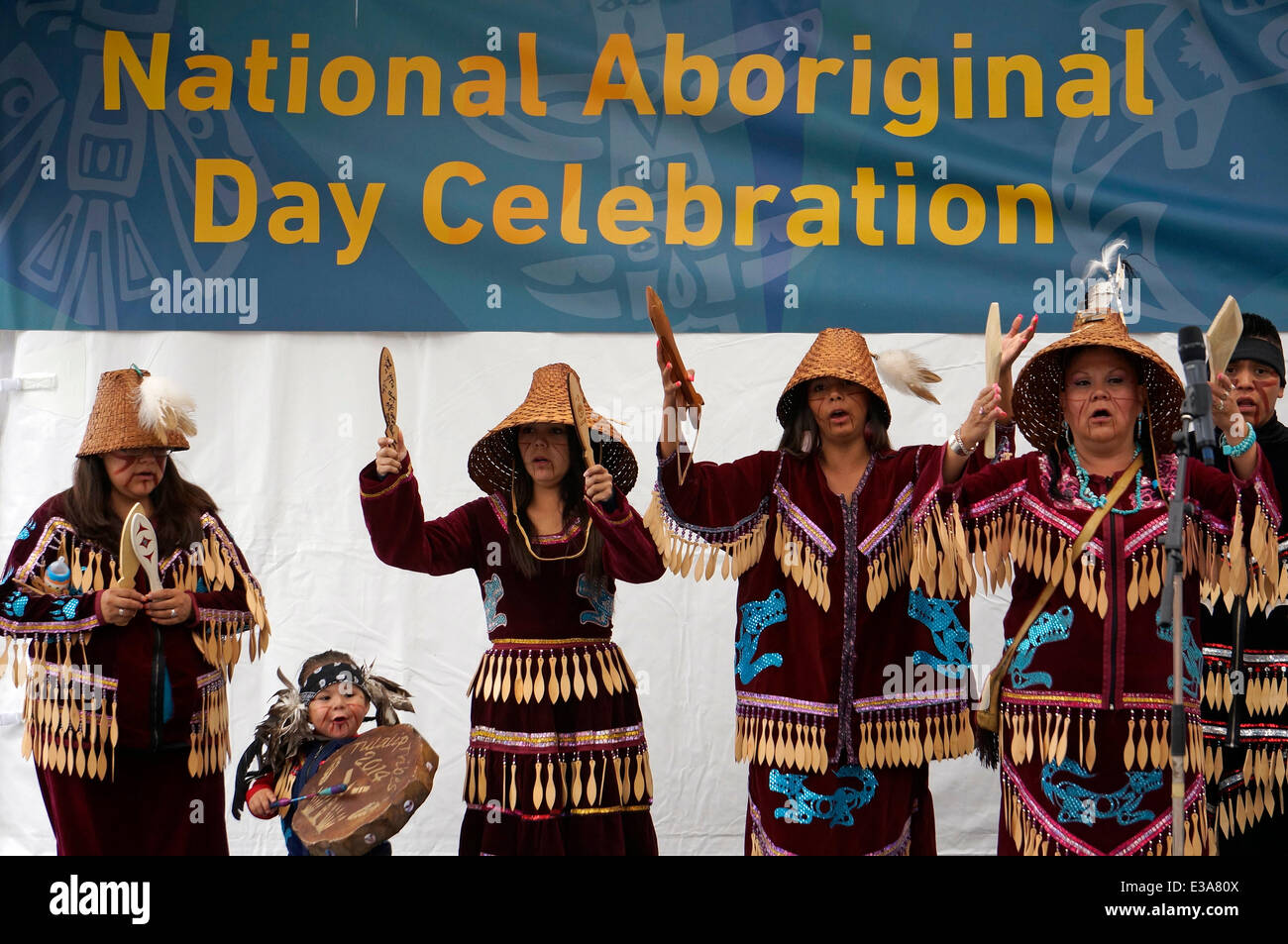 I membri del gruppo di danza Coastal Wolf Pack del Musqueam First Nation si esibiscono in occasione delle celebrazioni annuali del National Aboriginal Day (ora chiamata National Indigenous Peoples Day) al Canada Place di Vancouver, British Columbia, Canada Foto Stock