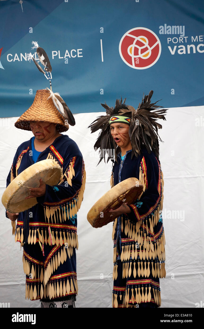 I membri del gruppo di danza Coastal Wolf Pack del Musqueam First Nation si esibiscono in occasione delle celebrazioni annuali del National Aboriginal Day (ora chiamata National Indigenous Peoples Day) al Canada Place di Vancouver, British Columbia, Canada Foto Stock