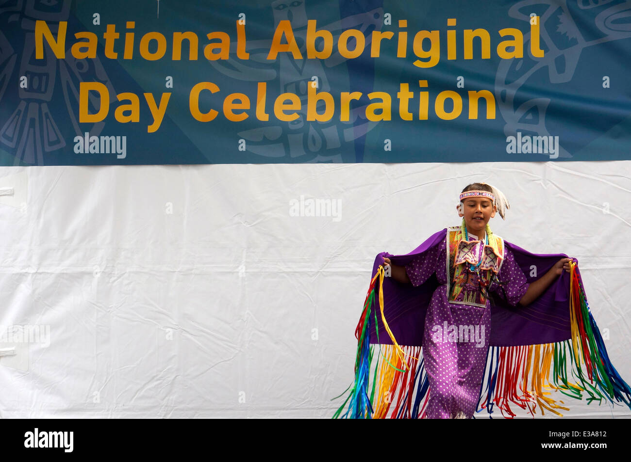 Giovane ballerina nativa di scialle che si esibisce durante le celebrazioni annuali del National Aboriginal Day (ora chiamata National Indigenous Peoples Day) al Canada Place a Vancouver, British Columbia, Canada Foto Stock