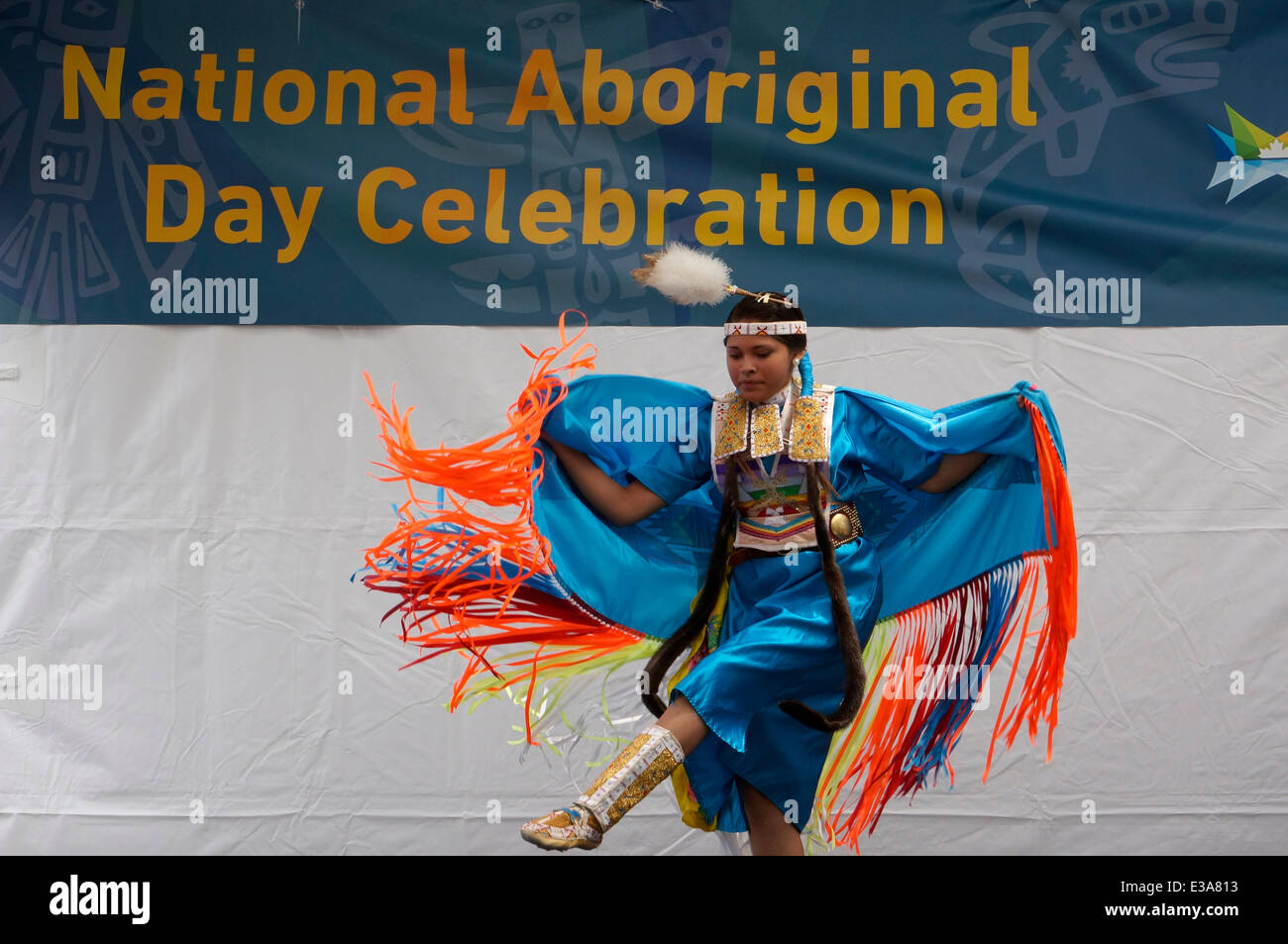 Giovane ballerina di scialle nativa che si esibisce durante le celebrazioni annuali del National Aboriginal Day (ora chiamato National Indigenous Peoples Day) al Canada Place a Vancouver, British Columbia Foto Stock