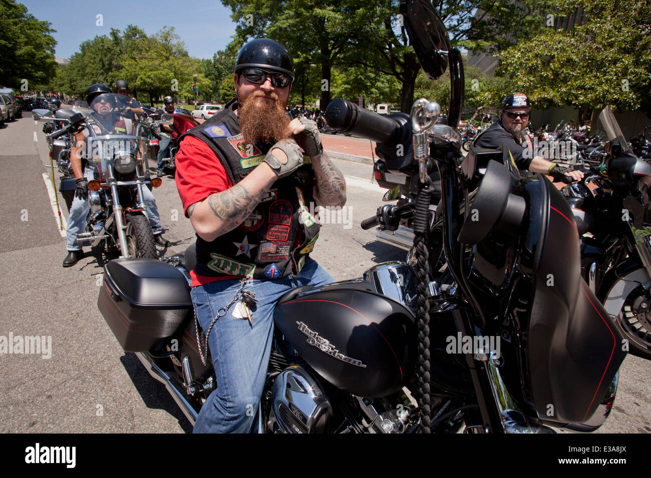 I veterani di prepararsi ad una guida Harley Davidson motociclette durante il 2014 Rolling Thunder - Washington DC, Stati Uniti d'America Foto Stock