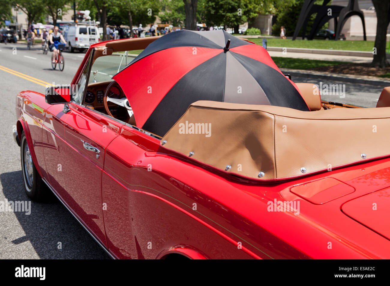 Driver convertibile in auto utilizzando un ombrellone - USA Foto Stock