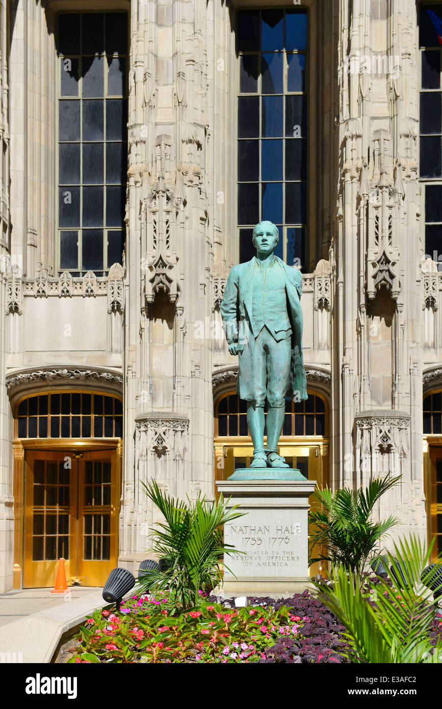 Nathan Hale statua fuori presso il Chicago Tribune Tower su Michigan Avenue, il Magnificent Mile, Illinois, Stati Uniti d'America Foto Stock