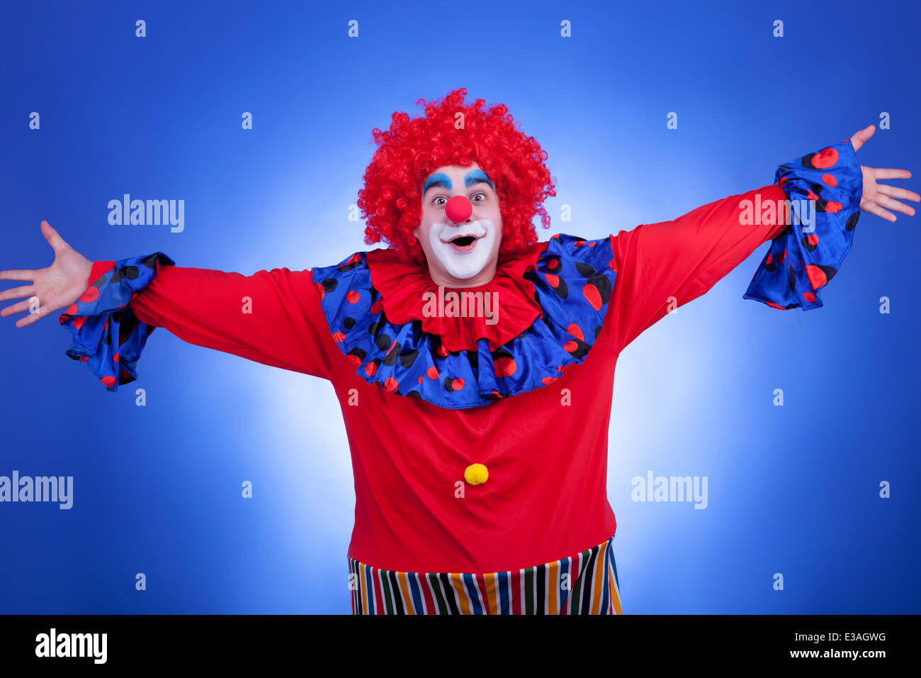Happy clown su sfondo blu. Illuminazione Professionale. Umorismo. Il carnevale Foto Stock