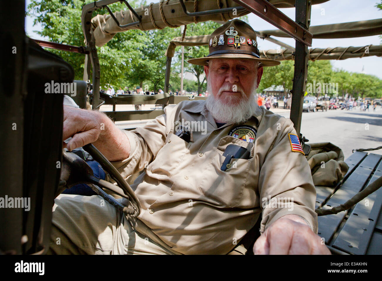 Ci Senior veterano militare seduto su una Jeep Willys - USA Foto Stock