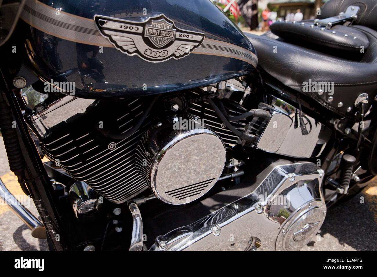 Primo piano della vista di dettaglio della Harley Davidson centenario modello di motocicletta logo - USA Foto Stock