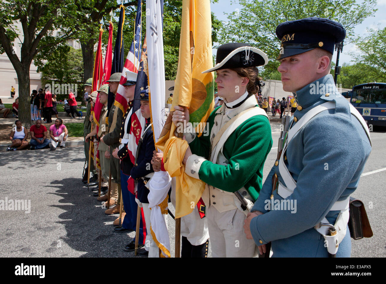 Noi Militare Guardia di colore in questo periodo per correggere le divise da grandi wartimes nella storia - 2014 Memorial Day parade, Washington DC, Stati Uniti d'America Foto Stock