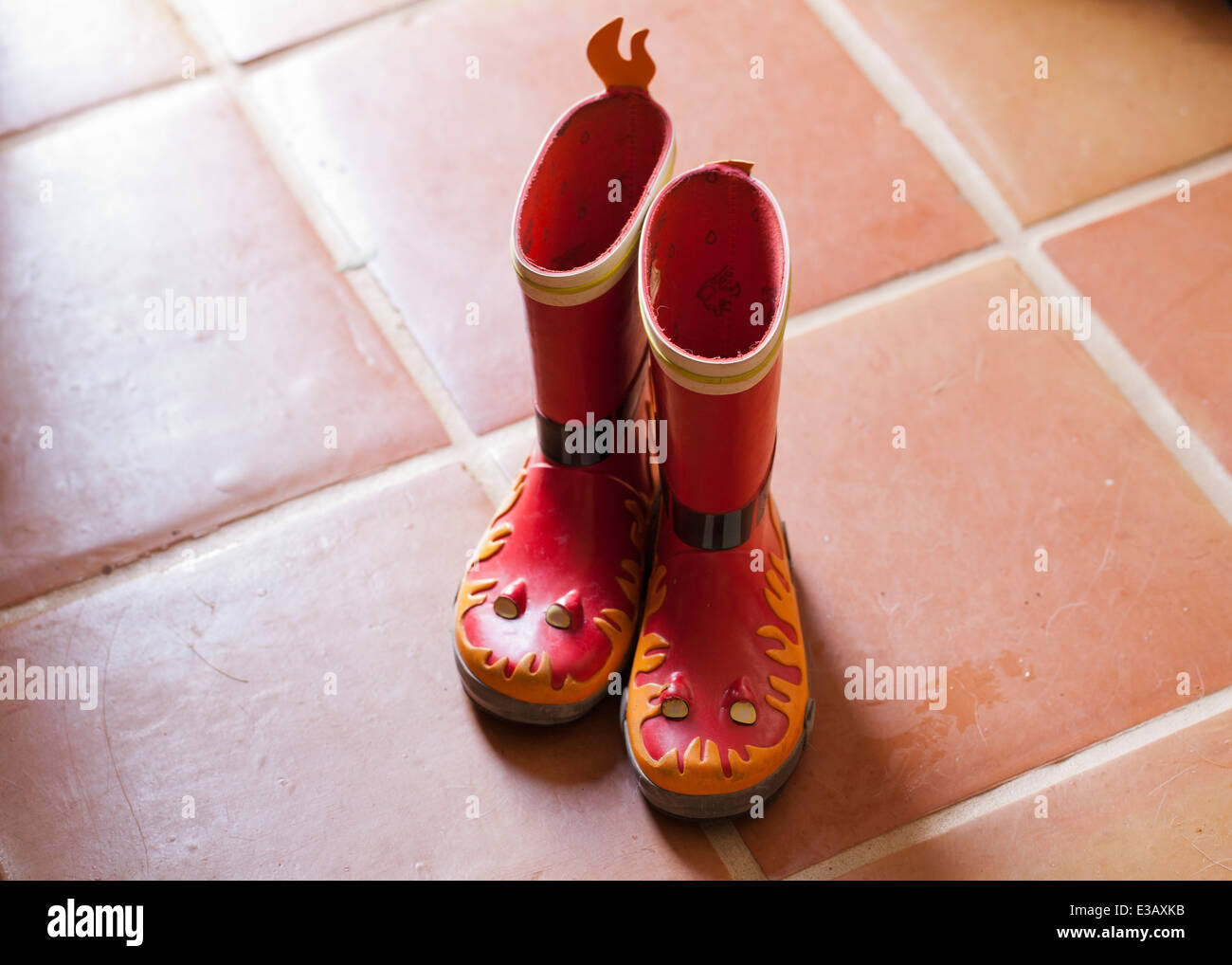 Bambino stivali da pioggia sul pavimento Foto Stock