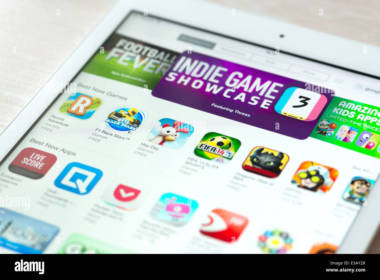 Nuovissimo e moderno di colore bianco iPad Apple aria con featured giochi mobile app in App Store collection Foto Stock