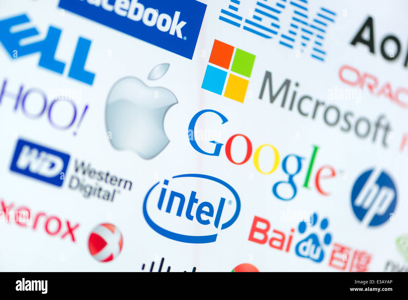 Un logotipo raccolta di ben noto al mondo aziende top del computer tecnologie su schermo di un monitor Foto Stock