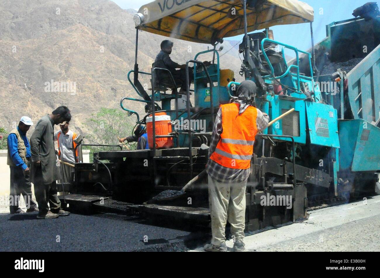 (140623) -- KABUL, 23 giugno 2014 (Xinhua) -- uomini afghani lavorare a Kabul-Balkh autostrada nella provincia di Baghlan, Afghanistan settentrionale, 19 giugno 2014. Più di 10.000 chilometri di autostrade e strade principali era stata ricostruita ed asfaltato dopo la caduta del regime dei talebani nel tardo 2001 in tutto il paese. (Xinhua/Omid) Foto Stock