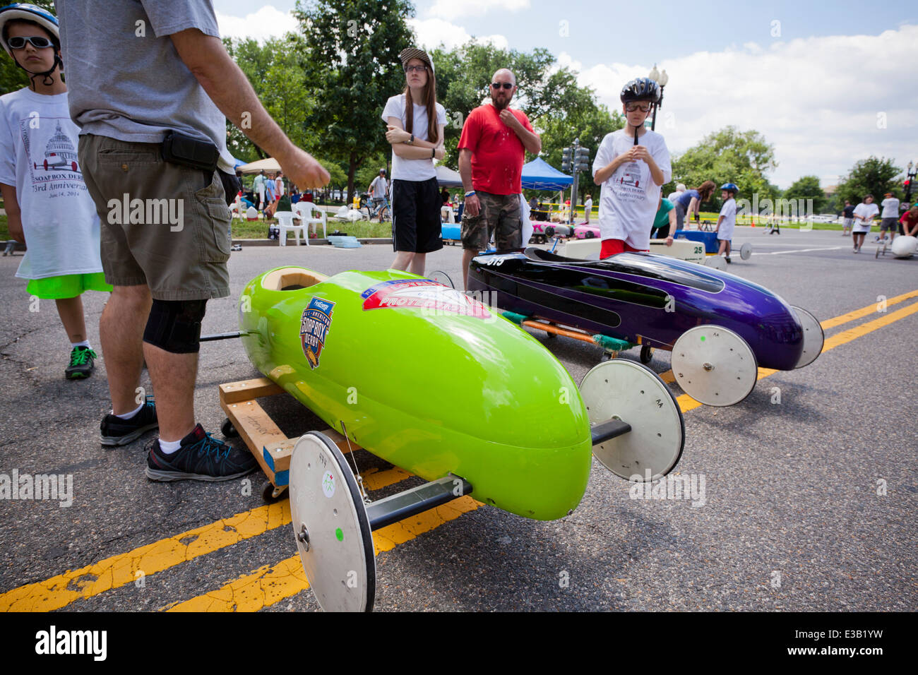 I bambini e i genitori di ispezionare le vetture all'annuale soap box derby - Washington DC, Stati Uniti d'America Foto Stock