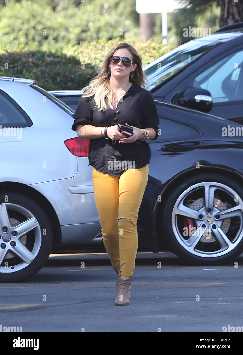 Hilary Duff fuori shopping in giallo strappato jeans acquisto Felice Quick-Tie Grandi sacchetti di rifiuti da un negozio in Studio City con: Hilary Duff dove: Los Angeles, Stati Uniti quando: 15 Set 2013 Foto Stock