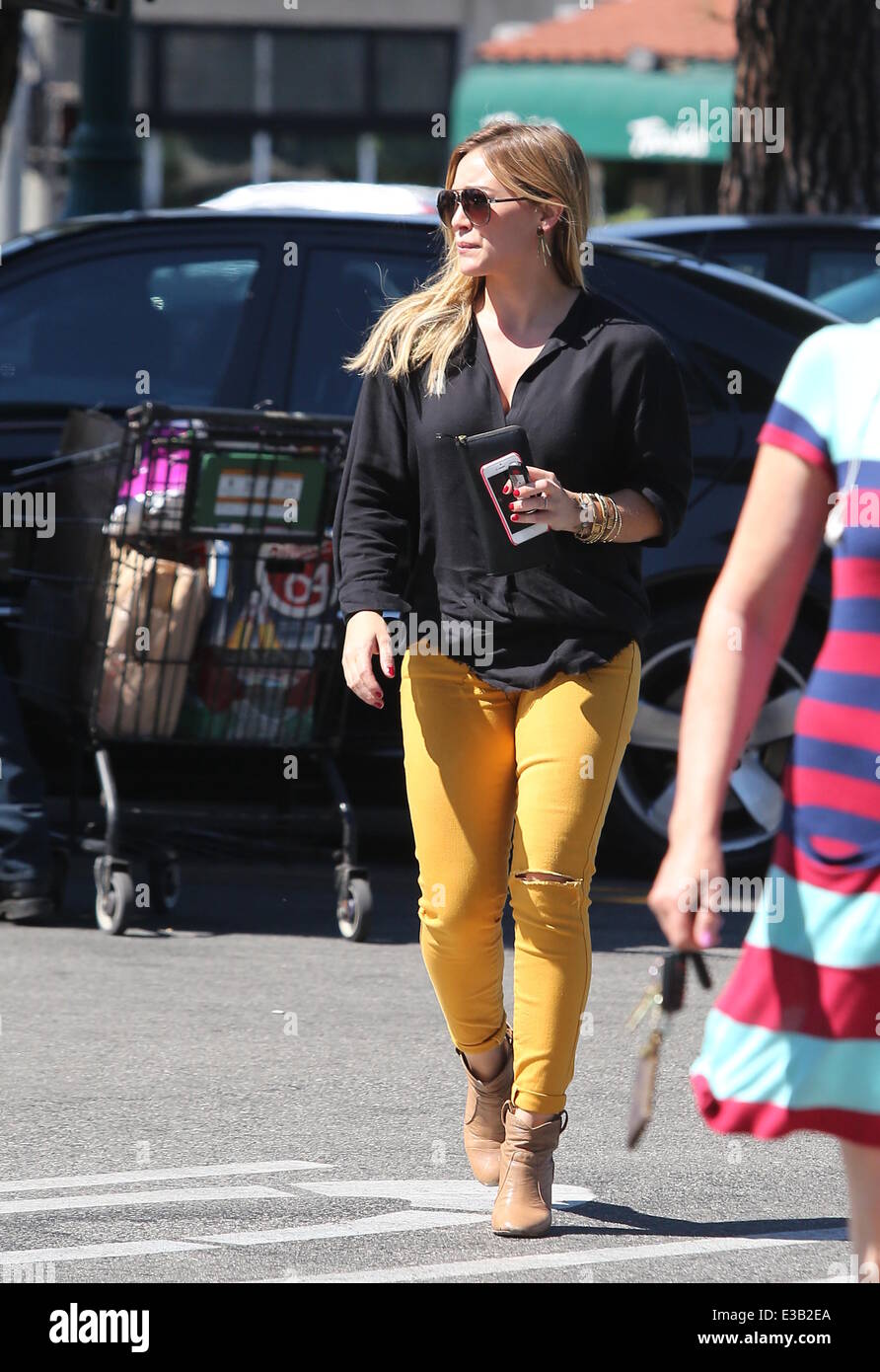 Hilary Duff fuori shopping in giallo strappato jeans acquisto Felice Quick-Tie Grandi sacchetti di rifiuti da un negozio in Studio City con: Hilary Duff dove: Los Angeles, Stati Uniti quando: 15 Set 2013 Foto Stock