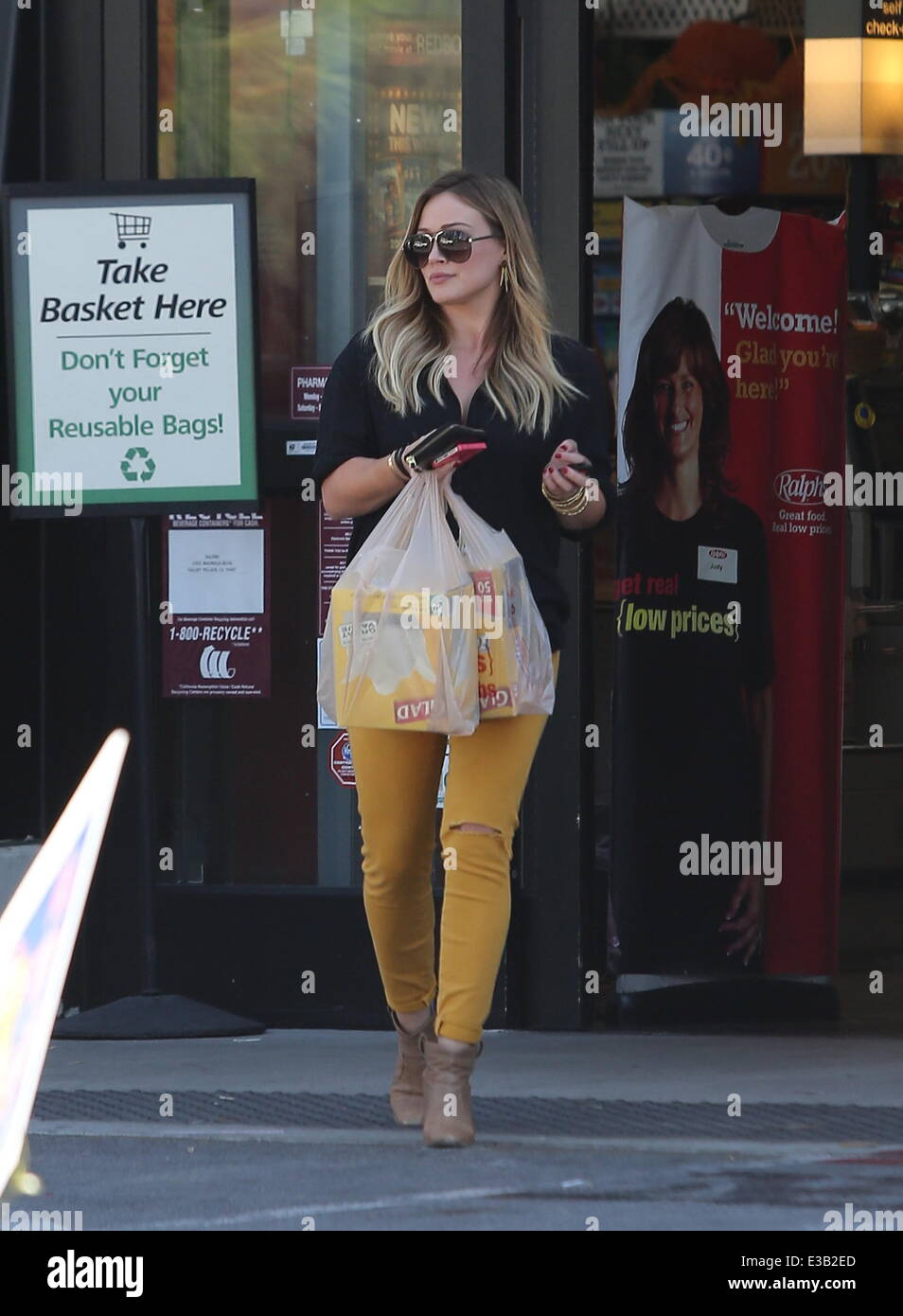 Hilary Duff fuori shopping in giallo strappato jeans acquisto Felice Quick-Tie Grandi sacchetti di rifiuti da un negozio in Studio City con: Hilary Duff dove: Los Angeles, Stati Uniti quando: 15 Set 2013 Foto Stock