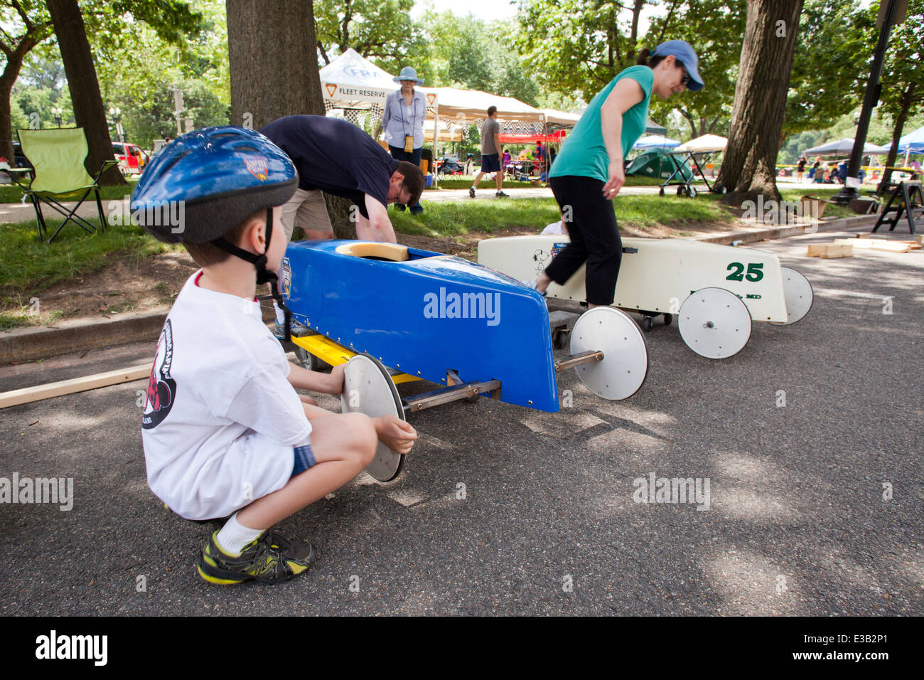 I bambini e i genitori di ispezionare le vetture all'annuale soap box derby - Washington DC, Stati Uniti d'America Foto Stock