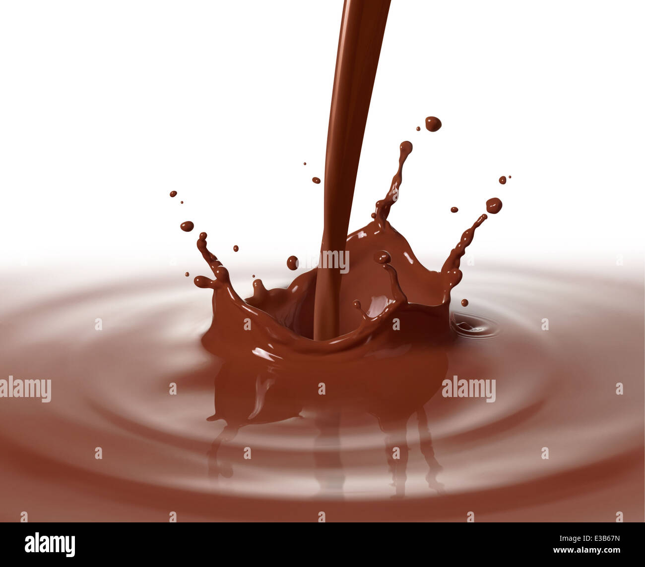 Versare il cioccolato bevanda causando splash e ripple Foto Stock