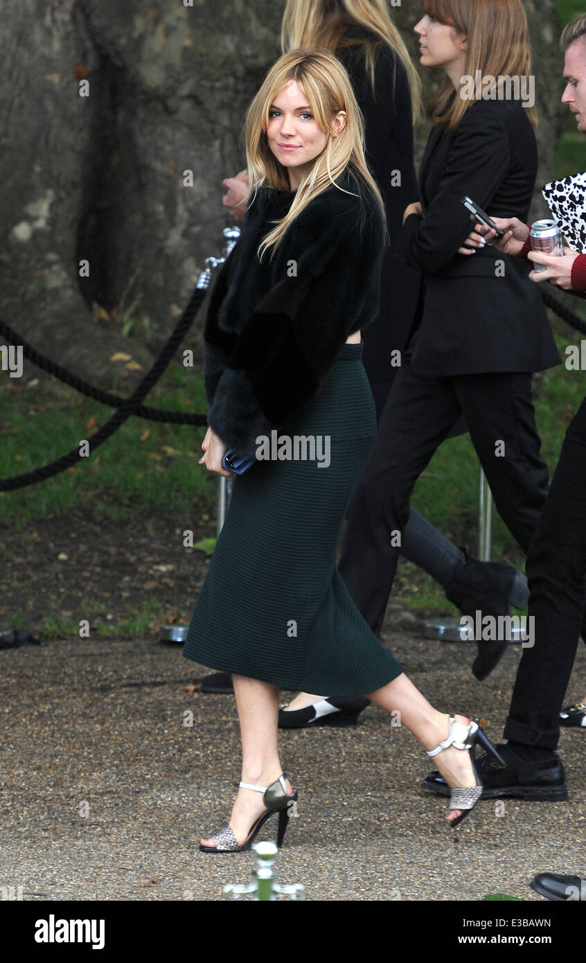 La London Fashion Week SS14 - Burberry Prorsum - Arrivi con: Sienna Miller dove: Londra, Regno Unito quando: 16 Set 2013 Foto Stock