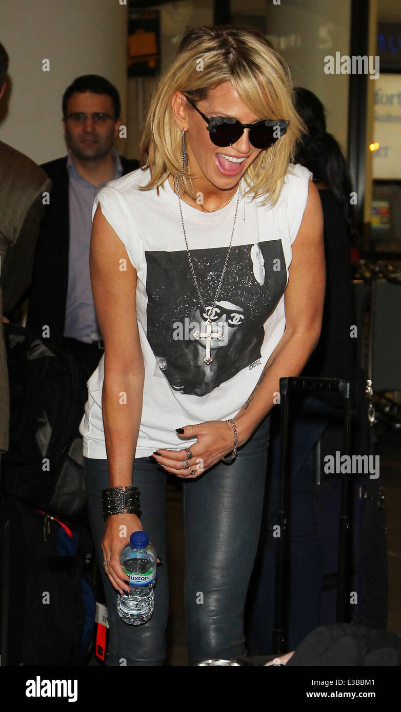 Sarah Harding e il ragazzo Mark Foster arriva a LAX Airport su un volo da Londra con: Sarah Harding dove: Los Angel Foto Stock