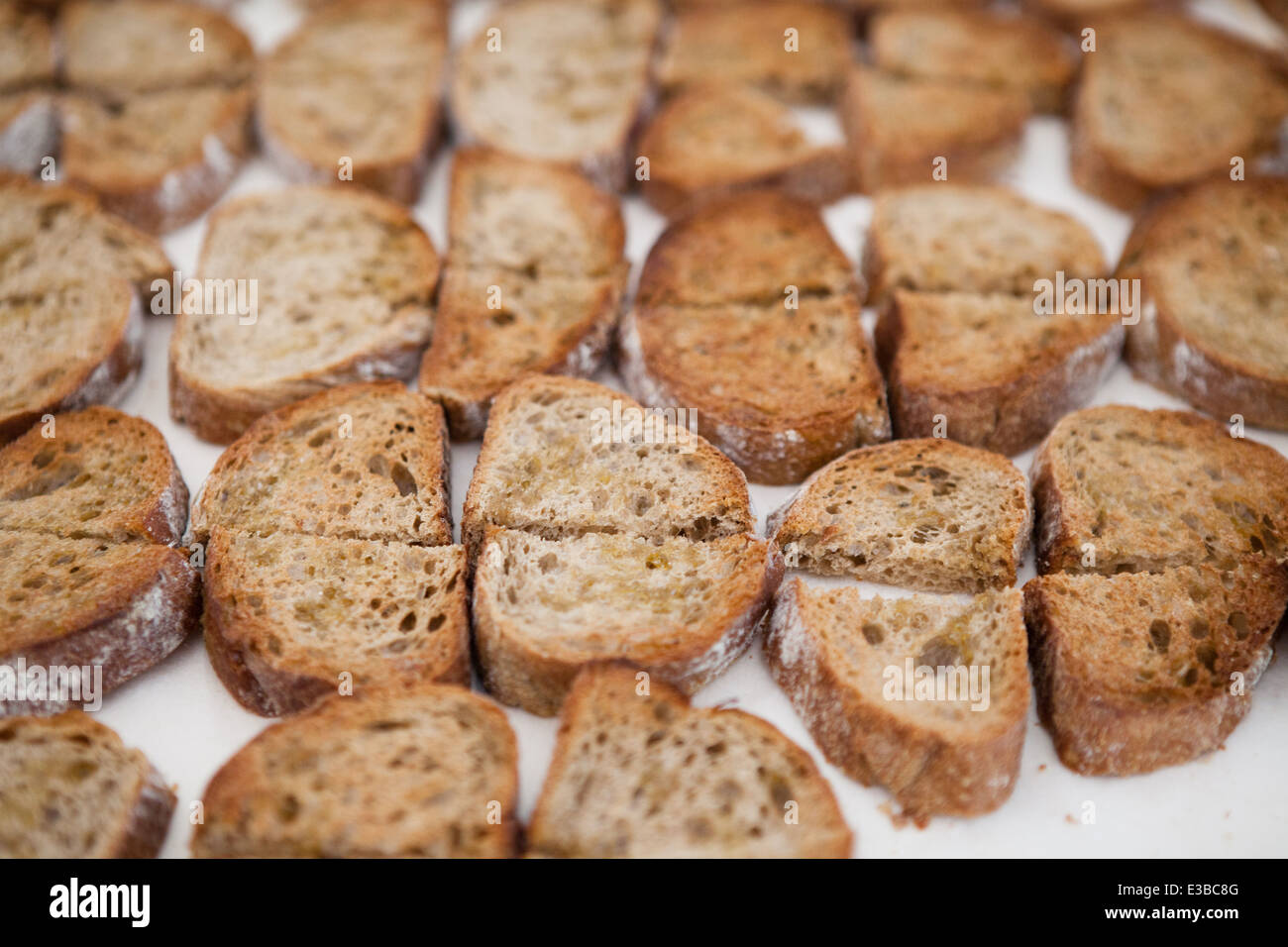 Primo piano di righe di secco preparato di fresco pane bruschetta Foto Stock