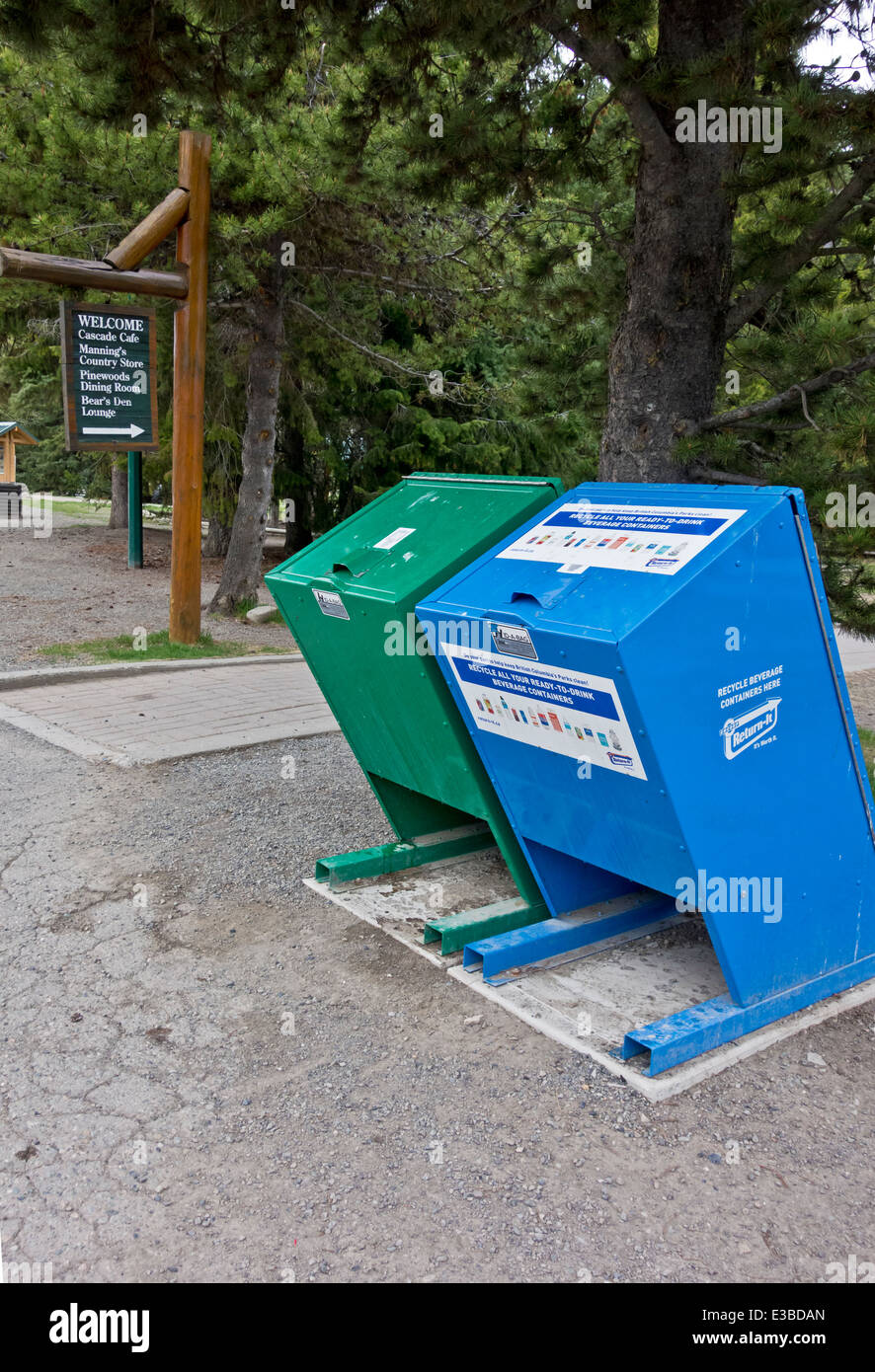 Sostenere la prova e a prova di animale di contenitori per rifiuti. In Manning Provincial Park, British Columbia, Canada. Foto Stock